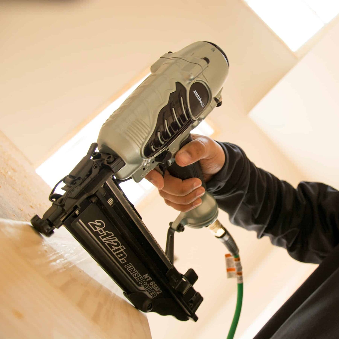 Clavadora de acabado Metabo HPT NT65M2SM de 2-1/2 pulg. y calibre 16 (con pulverizador neumático)