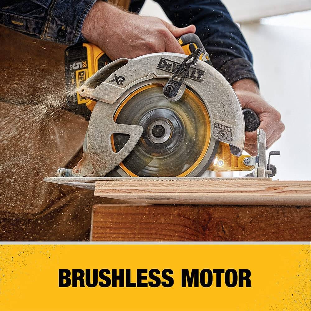 Sierra circular inalámbrica DEWALT DCS570P1 20V MAX* de 7-1/4 pulgadas con kit de freno