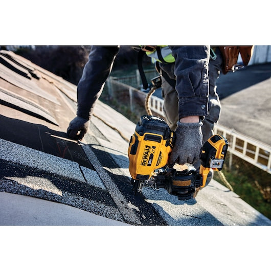 DEWALT DCN45RNB 20V MAX* 15° Cordless Coil Roofing Nailer (Bare Tool)