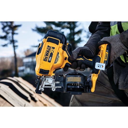 DEWALT DCN45RNB 20V MAX* 15° Cordless Coil Roofing Nailer (Bare Tool)