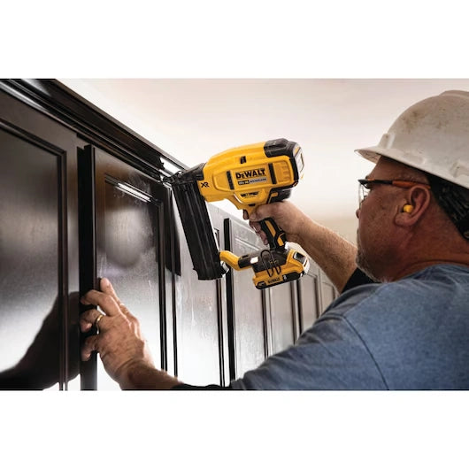 DEWALT DCN680D1 20V MAX* XR® 18 GA Cordless Brad Nailer Kit