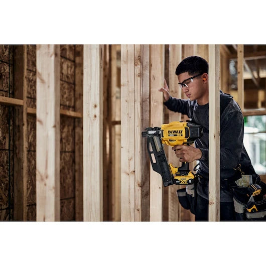 DEWALT DCN920P1 20V MAX* Brushless Cordless 21° Plastic Framing Nailer Kit