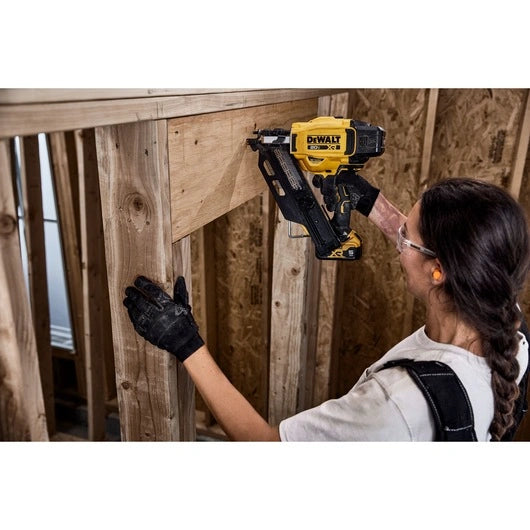 DEWALT DCN930P1 20V MAX* Brushless Cordless 30° Paper Tape Framing Nailer Kit
