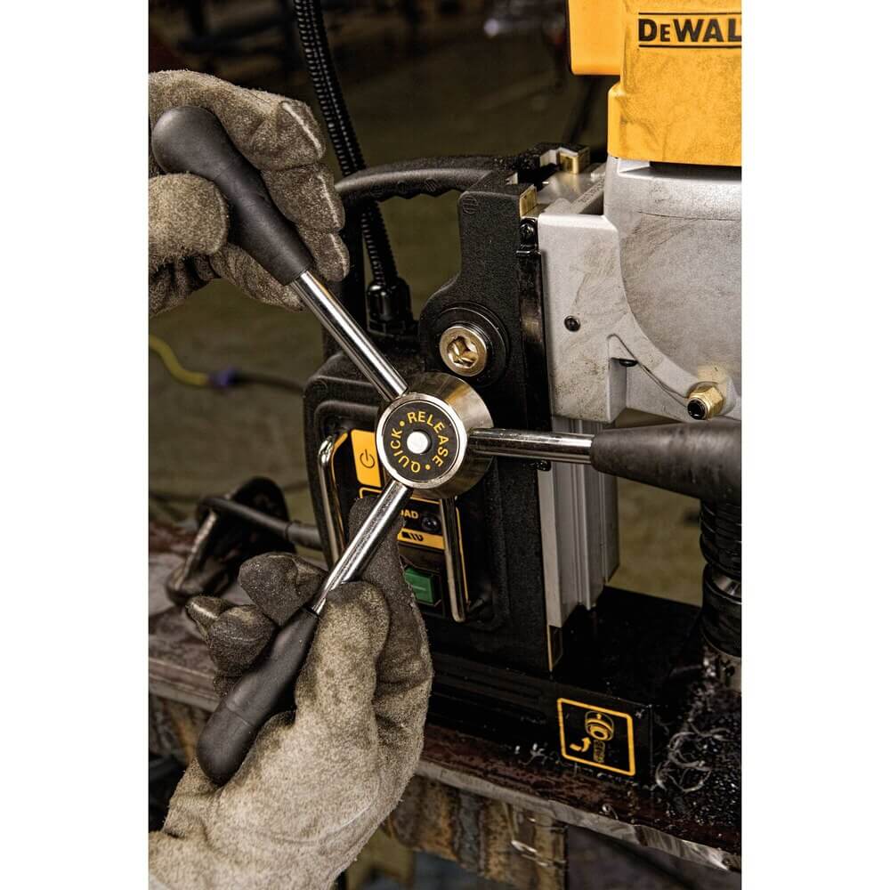 Taladro de columna magnético DEWALT DWE1622K de 2" y 2 velocidades