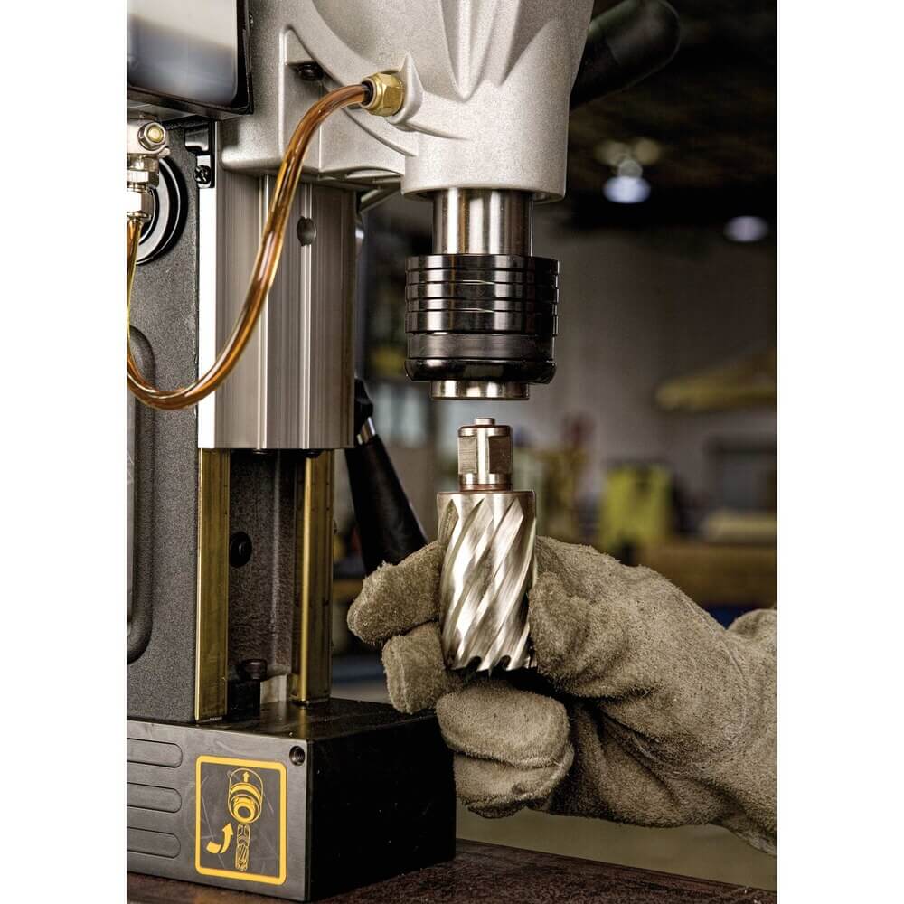 Taladro de columna magnético DEWALT DWE1622K de 2" y 2 velocidades