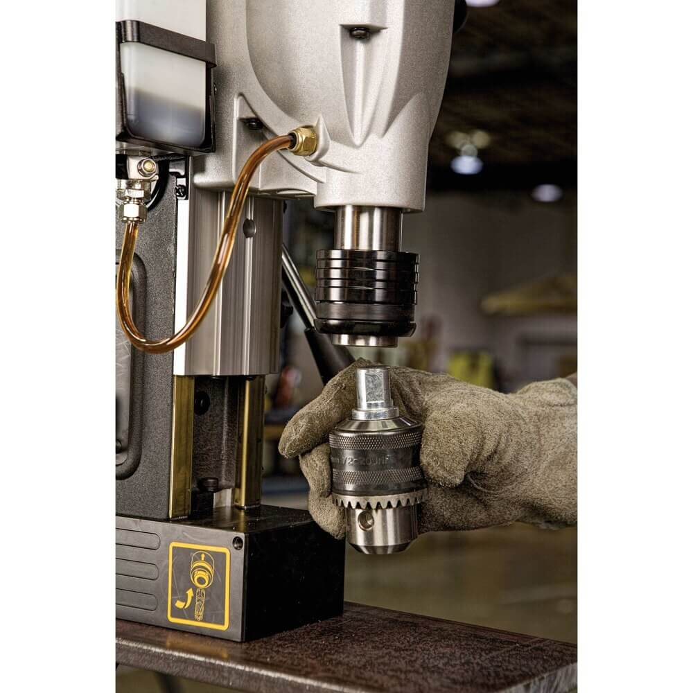 Taladro de columna magnético DEWALT DWE1622K de 2" y 2 velocidades